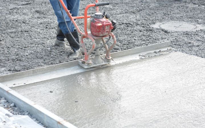 Power screed leveling a fresh concrete slab